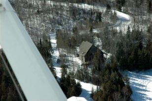 Le chalet à vol d'oiseau durant l'hiver