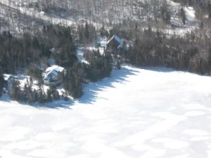 Le lac Sacacomie et les chalets en hiver