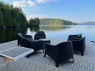 Quoi de mieux que  votre quai privé pour profiter du lac en vacances!