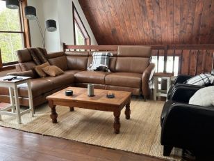 Un salon à l'étage avec une vue splendide sur les environs du chalet