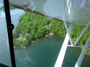 Vue des chalets à louer en bordure du lac