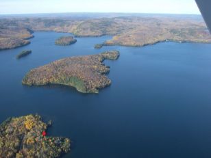 Emplacement du chalet 3452 ( point rouge) en forêt sur le bord du lac Sacacomie.